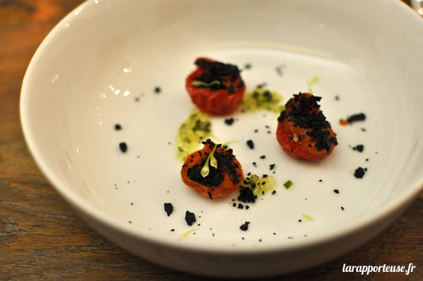 tomates mandara confites, crumble à l'encre de seiche, citron caviar