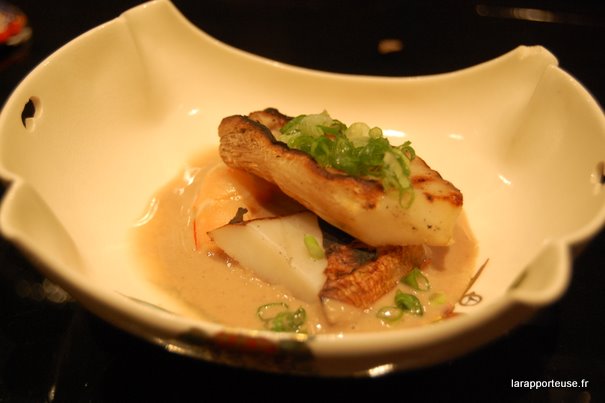 Crevette, champignon japonais sur sauce à base de corail de crevettes