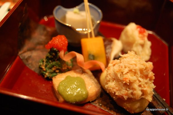Pâte de sarrasin, épinard au sésame et oeufs de cabillaud, tempura de racine de lotus, mijoté de potiron, shiitake, poisson avec du wasabi (du vrai), croquette surmontée de chair de crabe