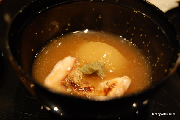 Dorade dans son bouillon avec radis blanc et wasabi