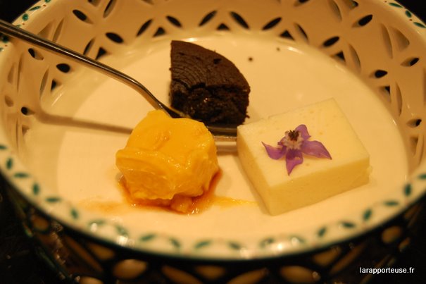Desserts : fondant au chocolat (moyen), mousse à l'orange et  panna cotta au potiron + liqueur de café (un régal)
